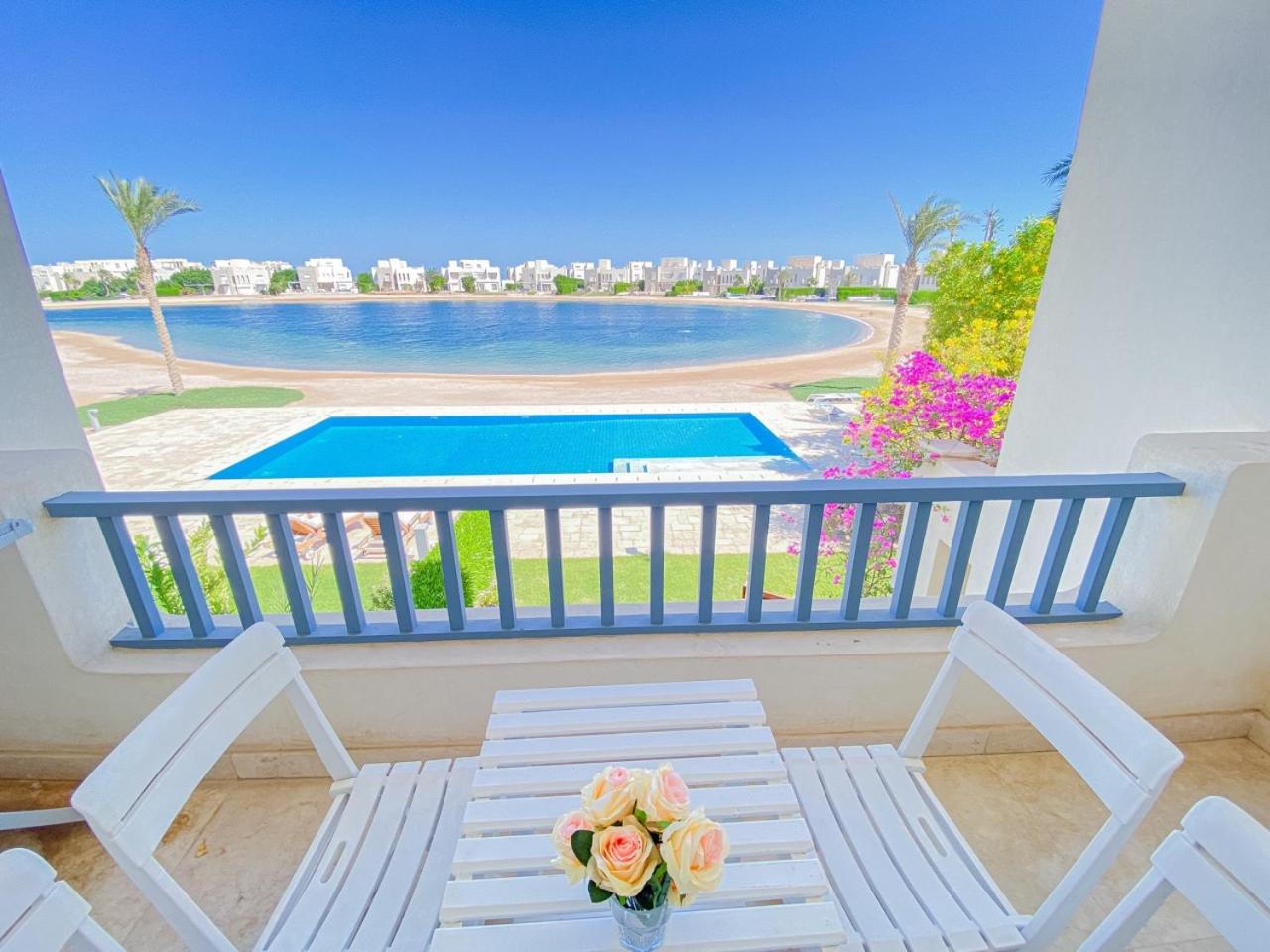 Nayah Stays, Joubal Lagoons flowery apartment