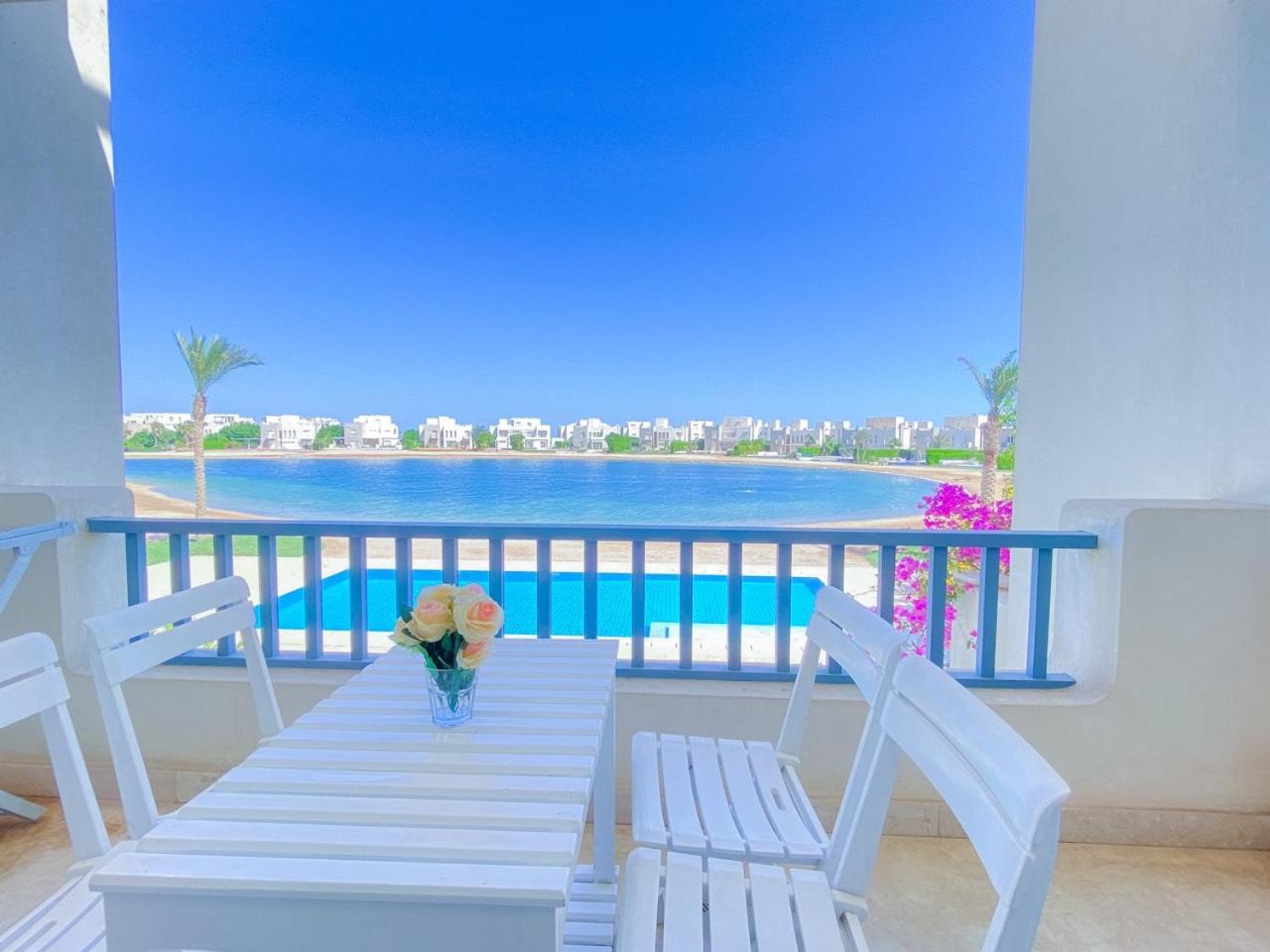 Nayah Stays, Joubal Lagoons flowery apartment