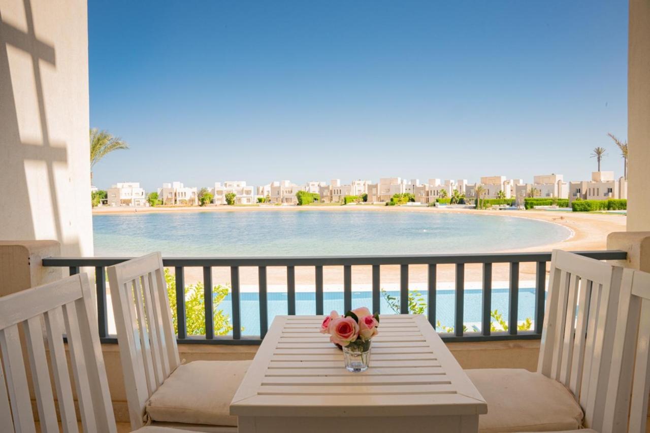 Nayah Stays, Joubal Lagoons flowery apartment
