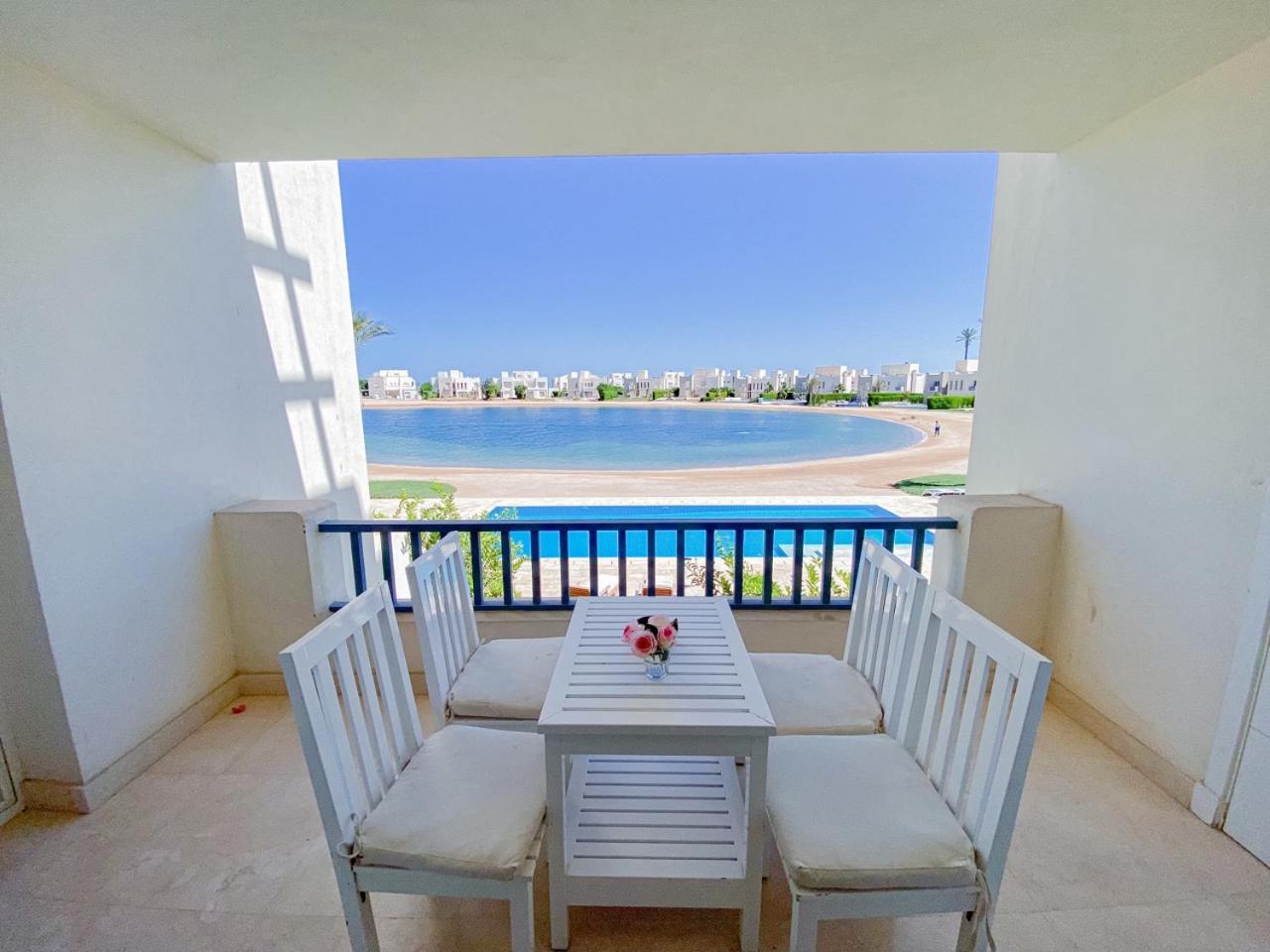 Nayah Stays, Joubal Lagoons flowery apartment