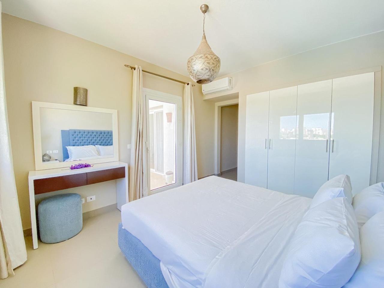 Nayah Stays, Joubal Lagoons flowery apartment