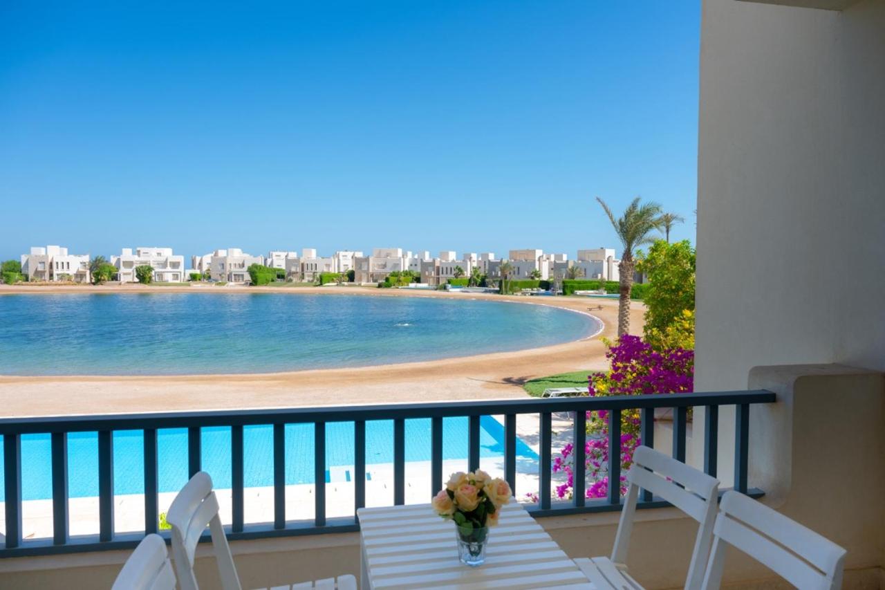 Nayah Stays, Joubal Lagoons flowery apartment