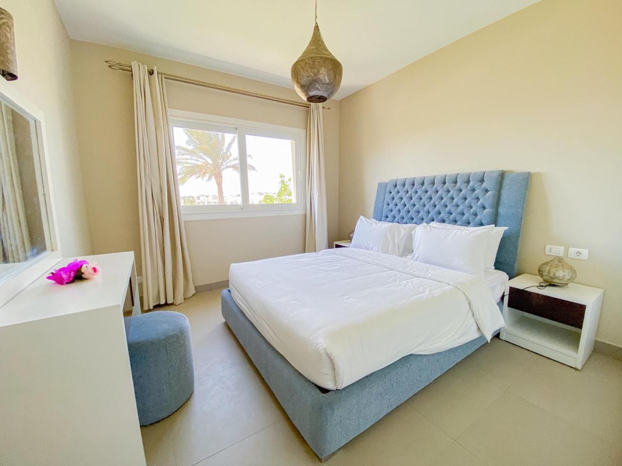 Nayah Stays, Joubal Lagoons flowery apartment