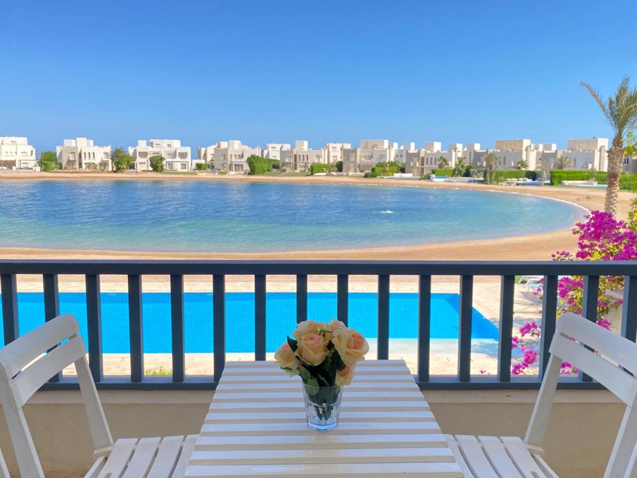 Nayah Stays, Joubal Lagoons flowery apartment