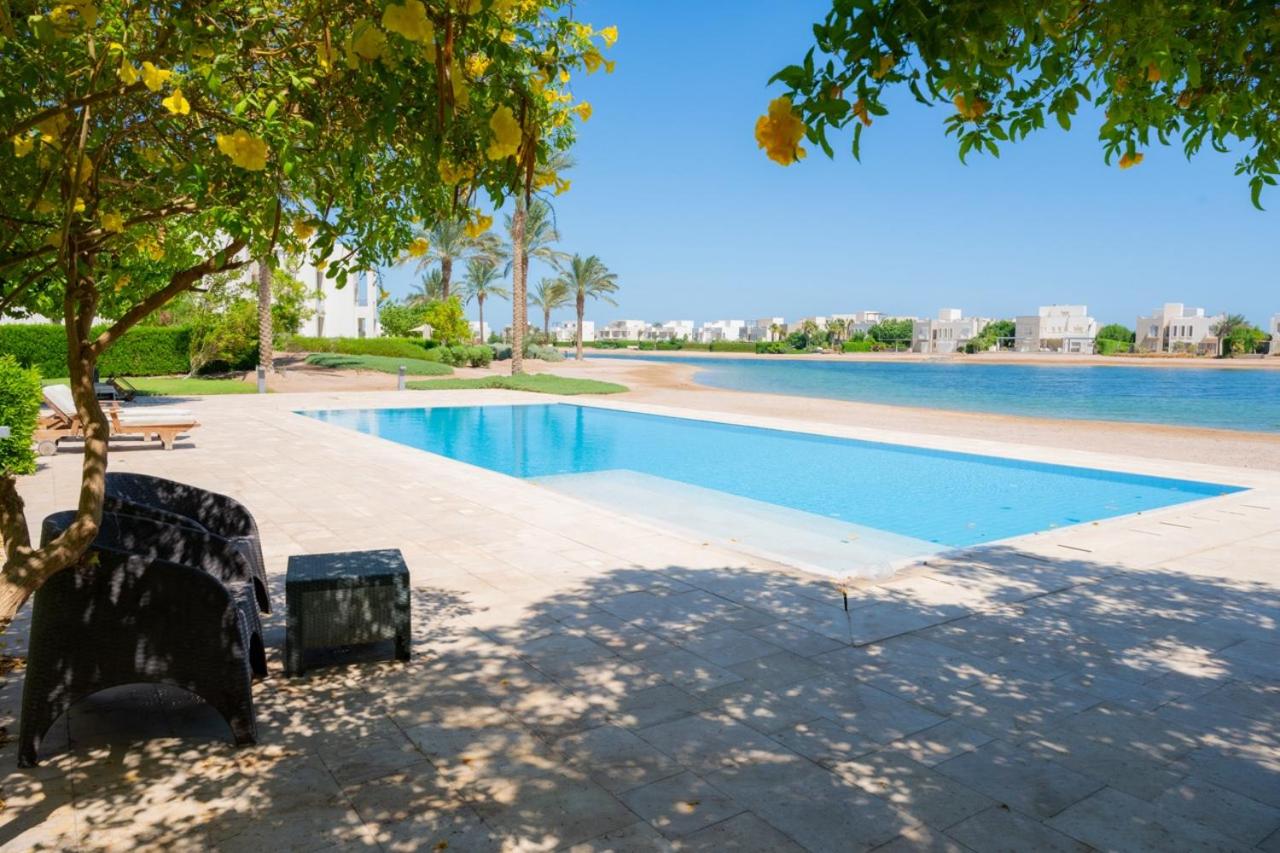 Nayah Stays, Joubal Lagoons flowery apartment