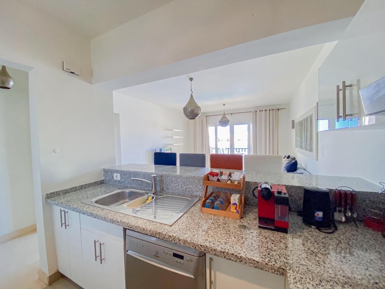 Nayah Stays, Joubal Lagoons flowery apartment