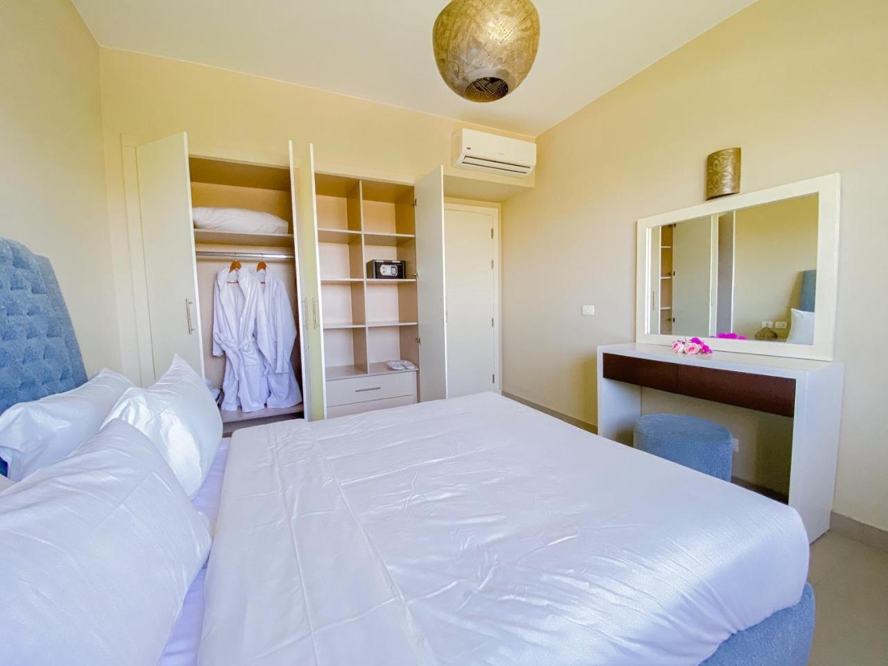 Nayah Stays, Joubal Lagoons flowery apartment