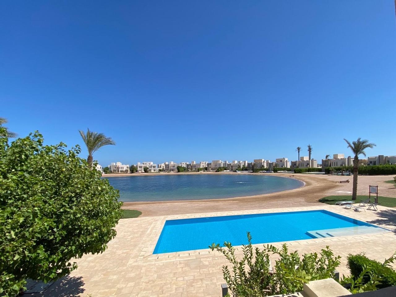 Nayah Stays, Joubal Lagoons flowery apartment
