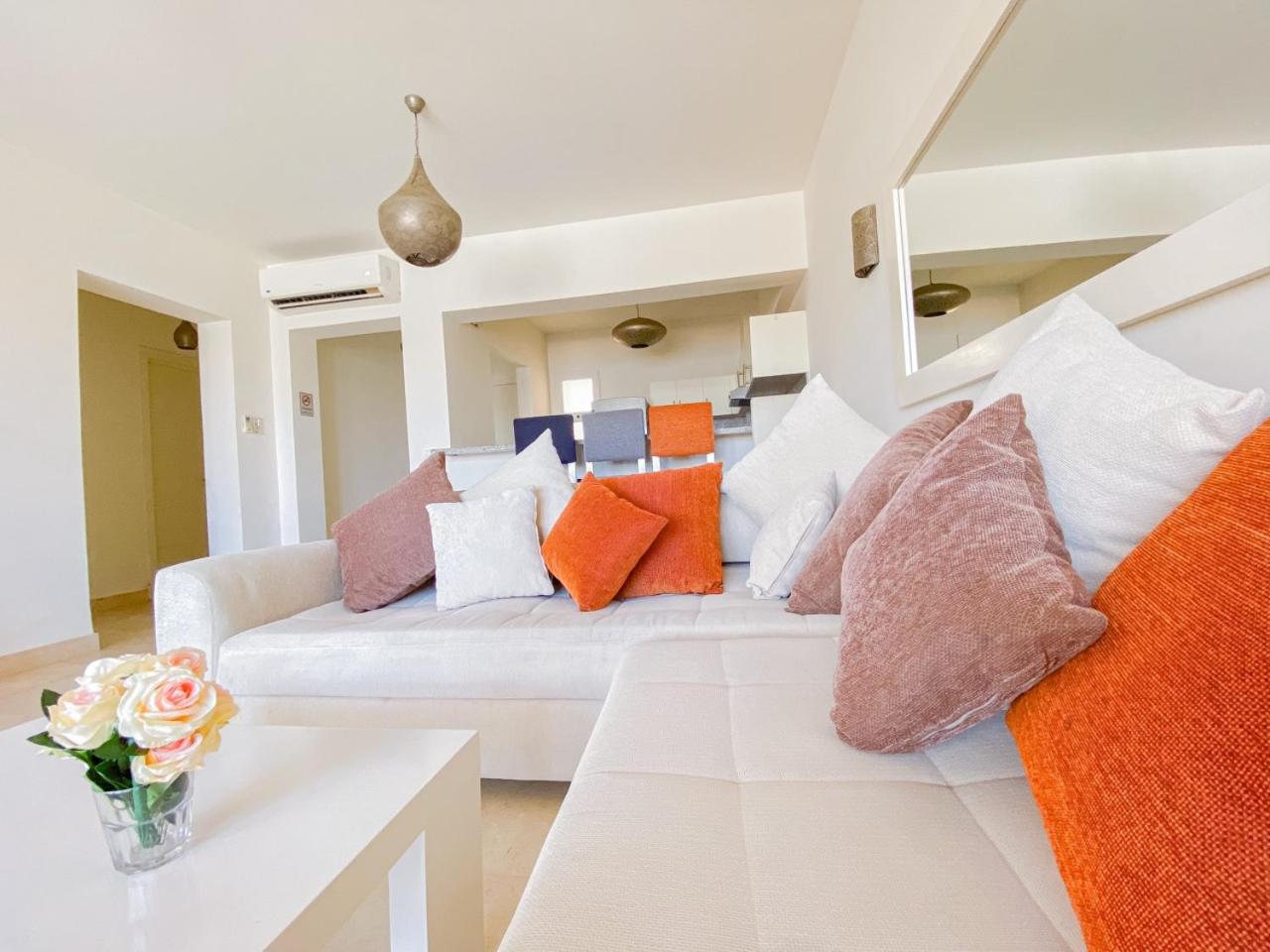 Nayah Stays, Joubal Lagoons flowery apartment