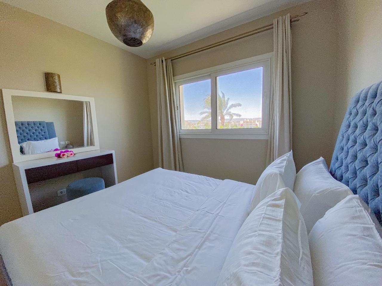 Nayah Stays, Joubal Lagoons flowery apartment