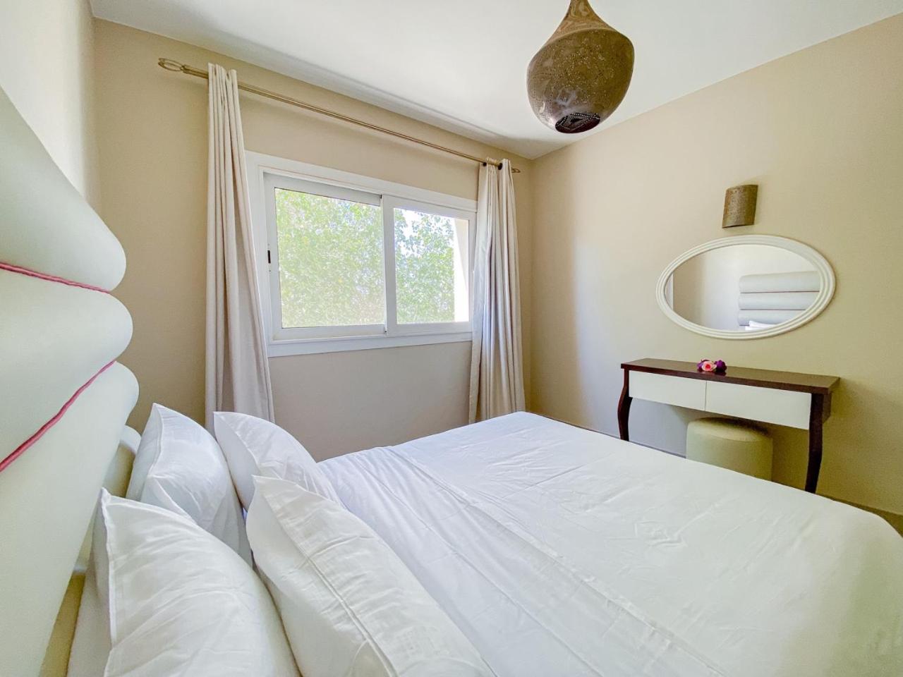 Nayah Stays, Joubal Lagoons flowery apartment