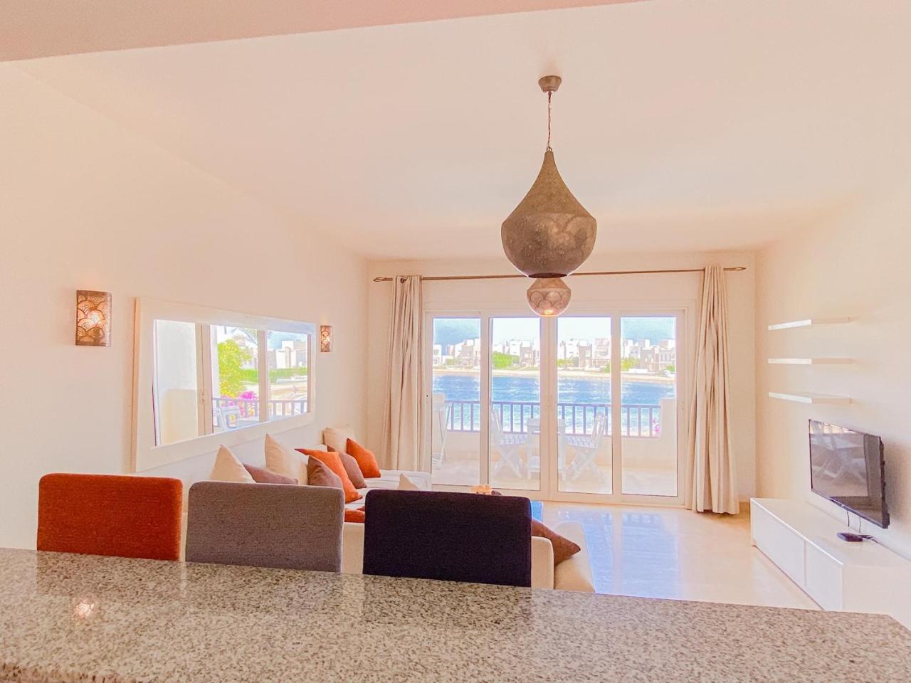 Nayah Stays, Joubal Lagoons flowery apartment