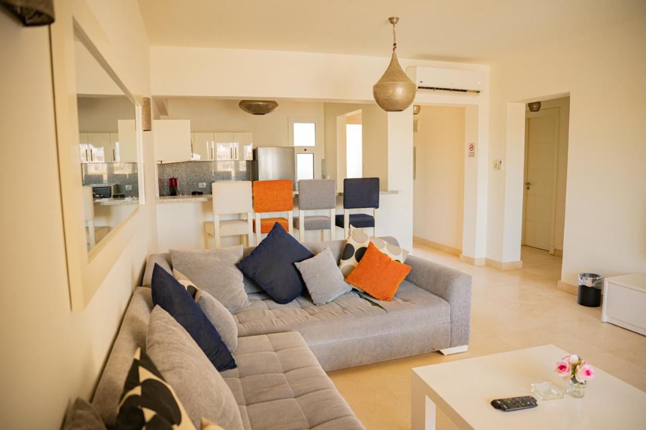 Nayah Stays, Joubal Lagoons flowery apartment