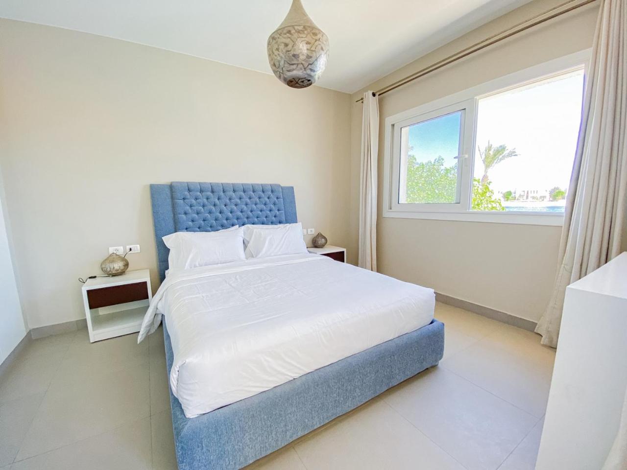 Nayah Stays, Joubal Lagoons flowery apartment