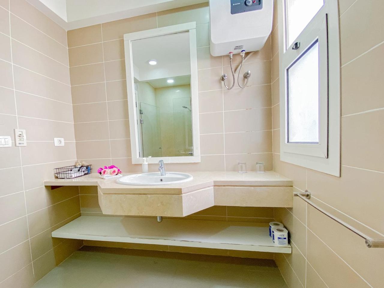 Nayah Stays, Joubal Lagoons flowery apartment