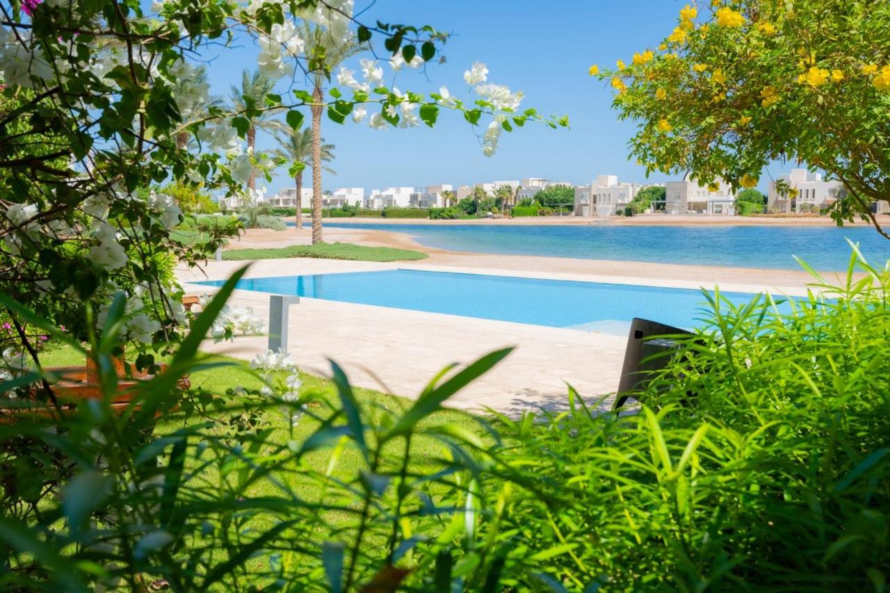Nayah Stays, Joubal Lagoons flowery apartment
