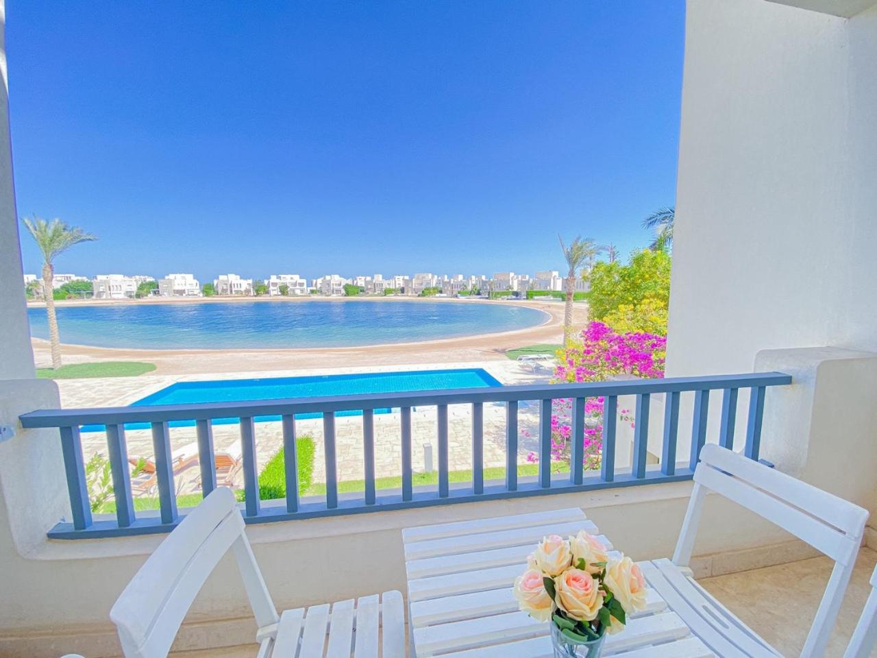 Nayah Stays, Joubal Lagoons flowery apartment