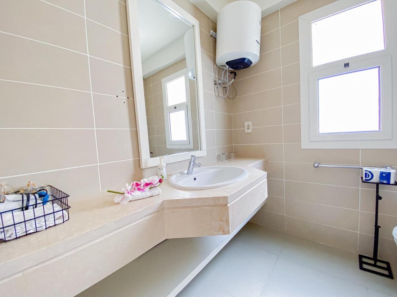 Nayah Stays, Joubal Lagoons flowery apartment