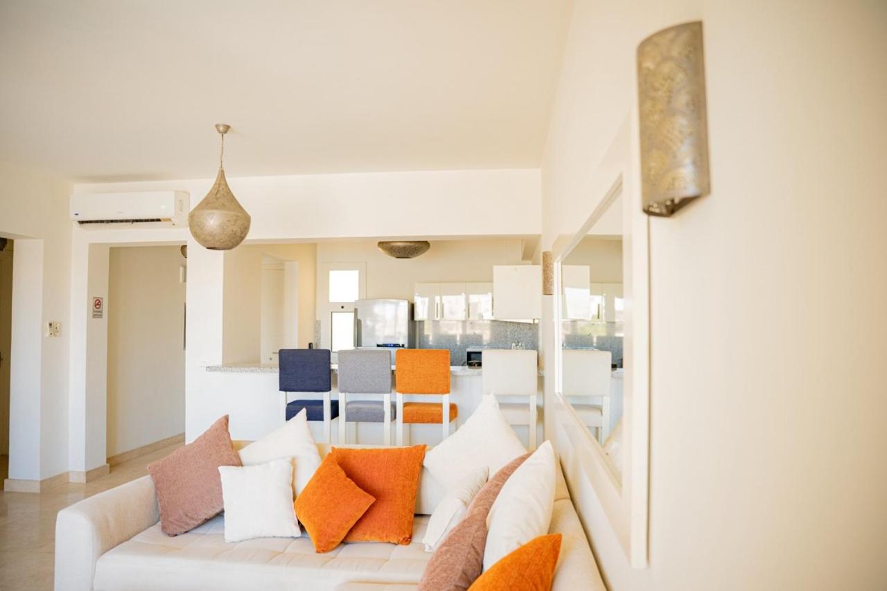 Nayah Stays, Joubal Lagoons flowery apartment