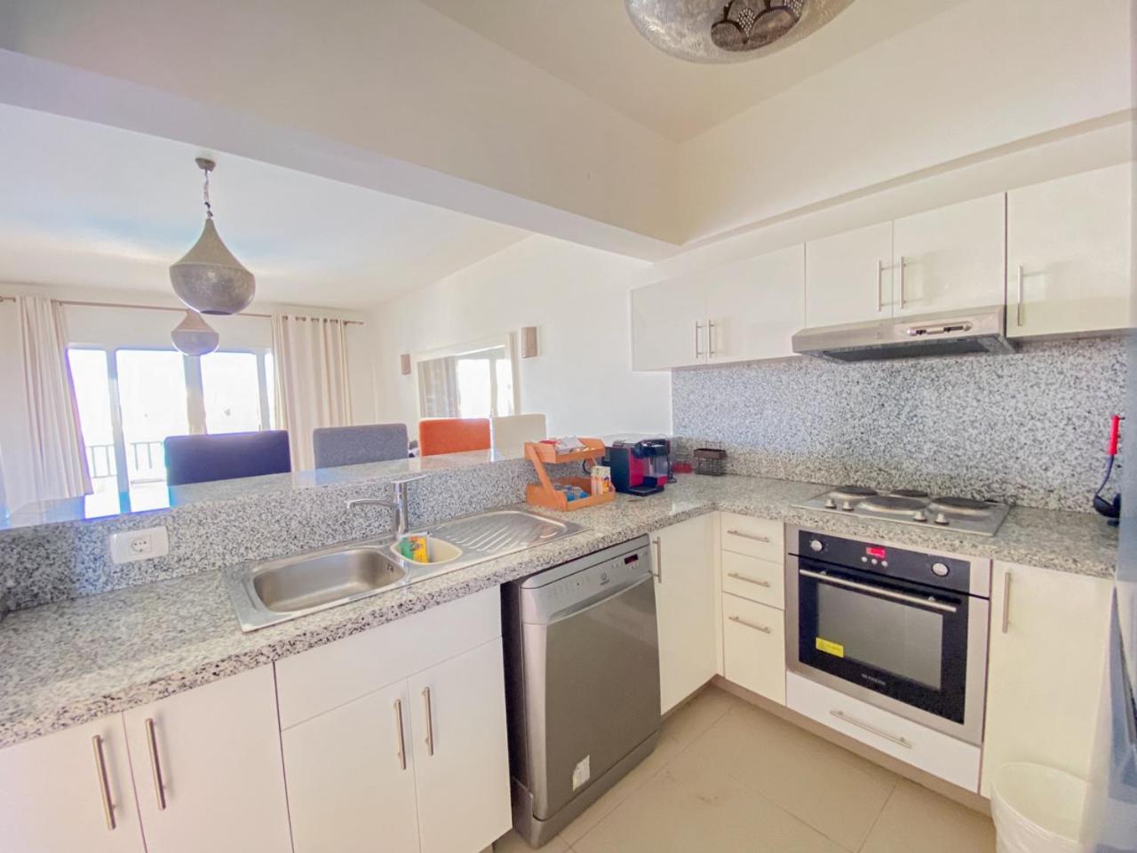 Nayah Stays, Joubal Lagoons flowery apartment