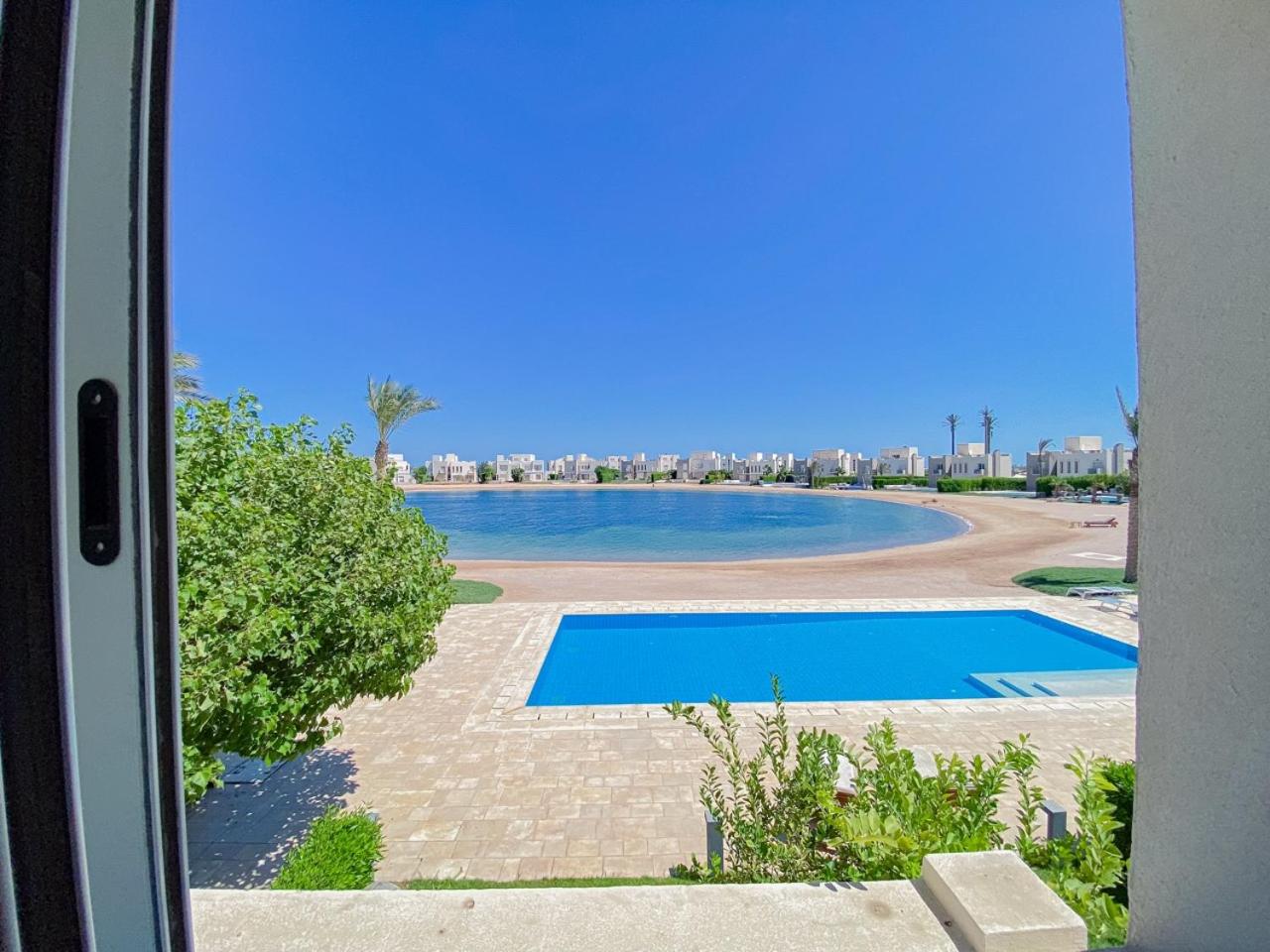 Nayah Stays, Joubal Lagoons flowery apartment