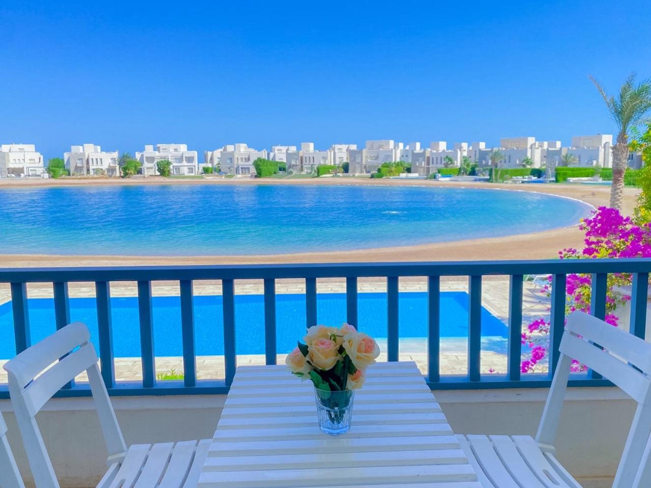 Nayah Stays, Joubal Lagoons flowery apartment