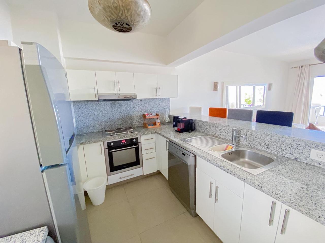 Nayah Stays, Joubal Lagoons flowery apartment