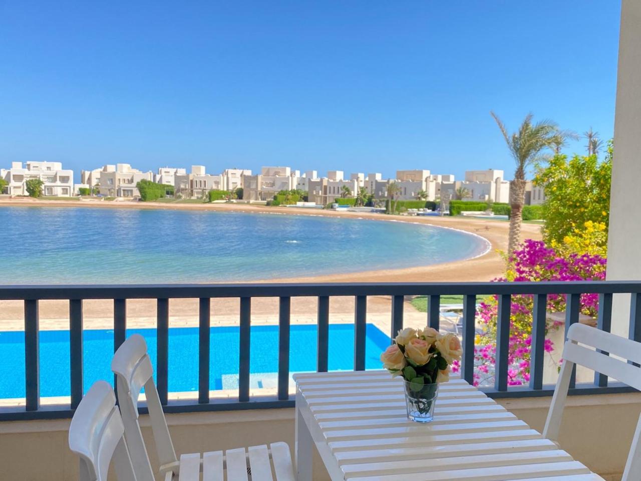 Nayah Stays, Joubal Lagoons flowery apartment