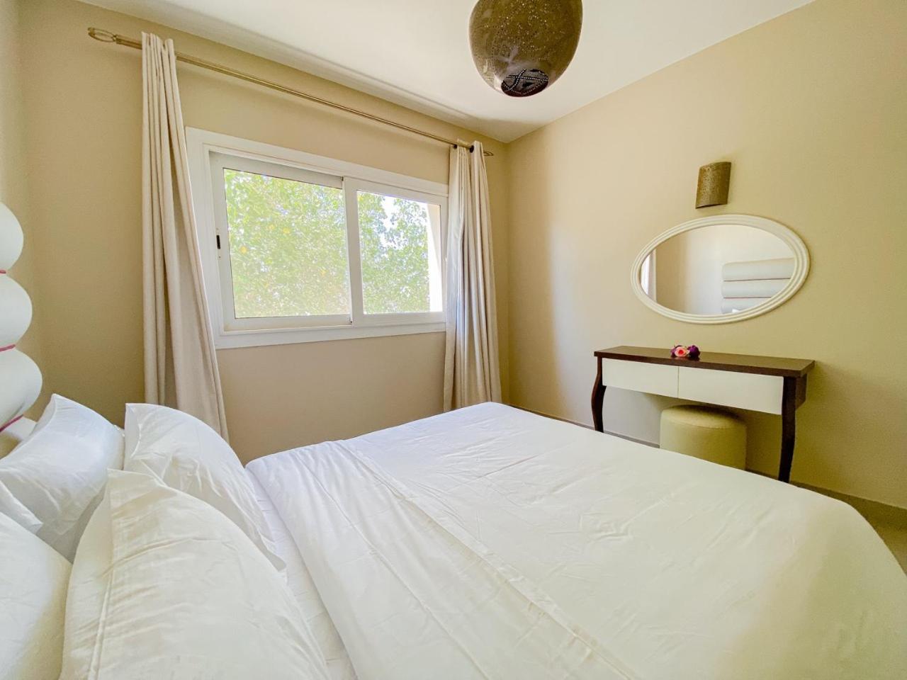Nayah Stays, Joubal Lagoons flowery apartment
