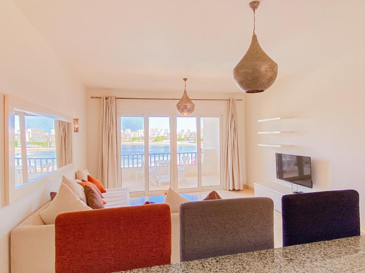 Nayah Stays, Joubal Lagoons flowery apartment