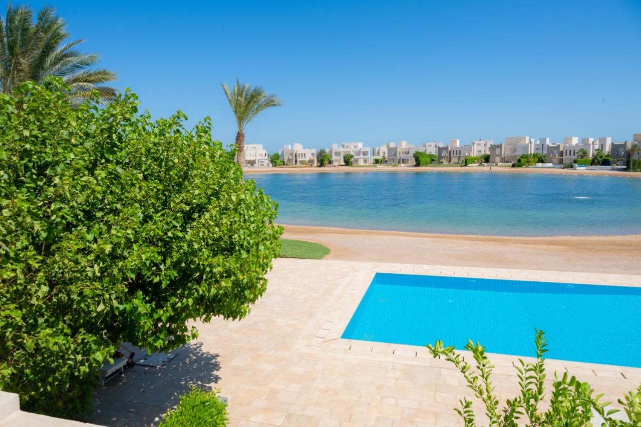 Nayah Stays, Joubal Lagoons flowery apartment
