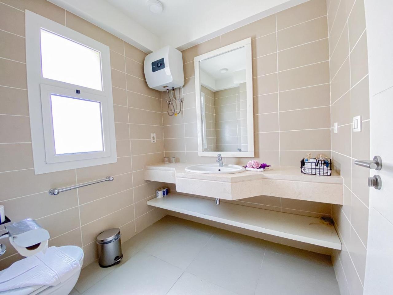 Nayah Stays, Joubal Lagoons flowery apartment