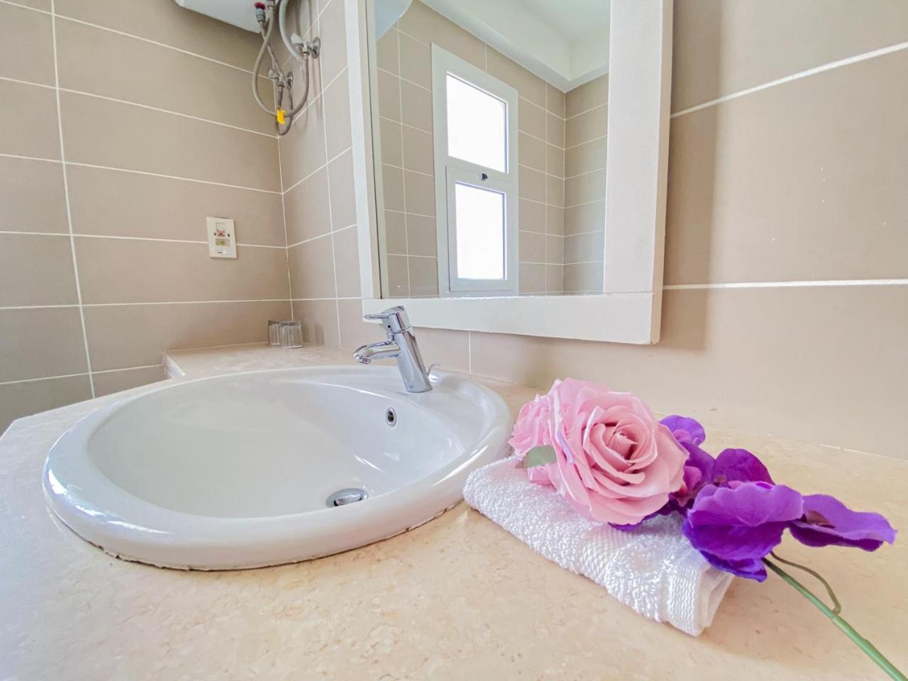 Nayah Stays, Joubal Lagoons flowery apartment