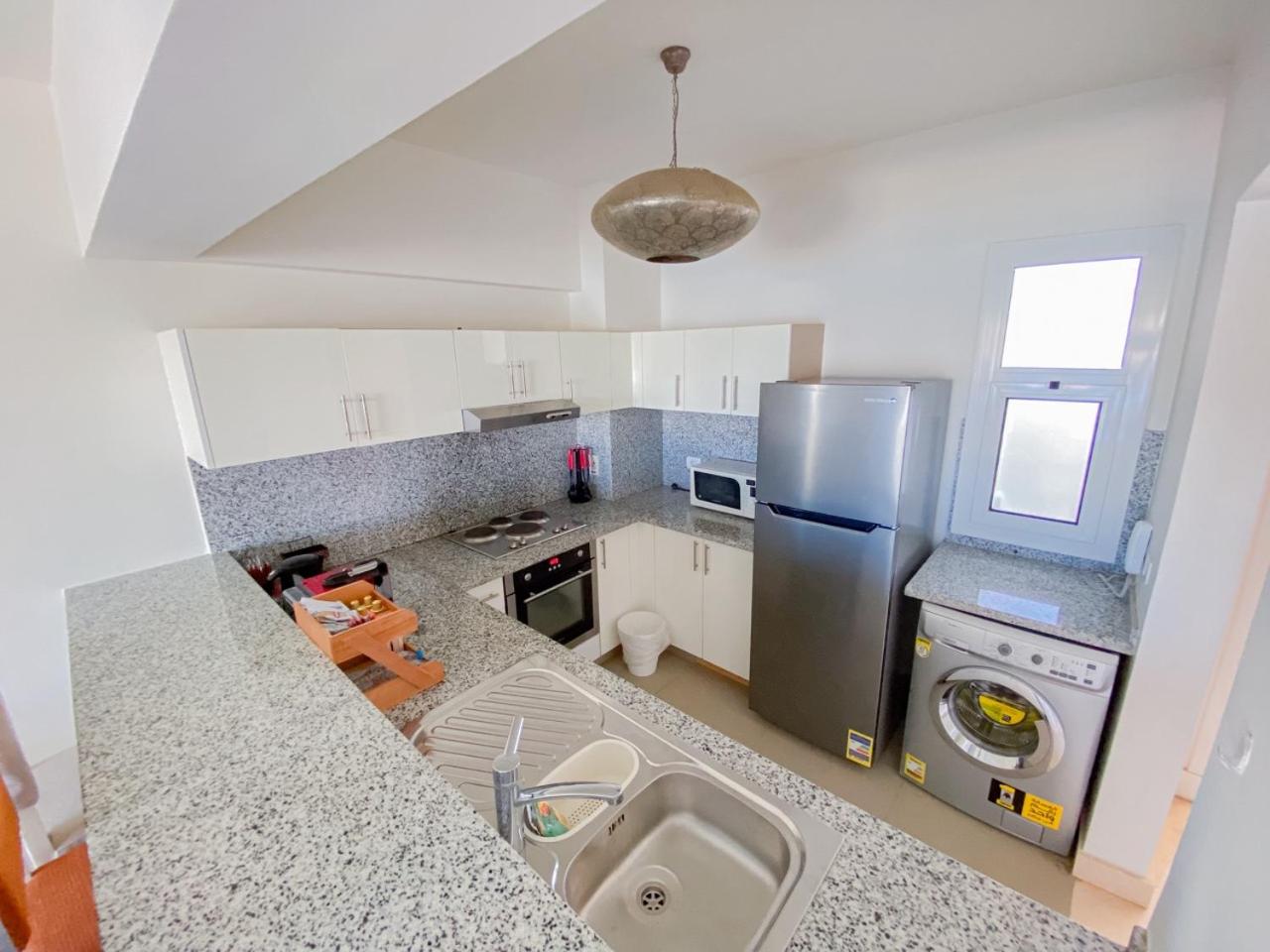 Nayah Stays, Joubal Lagoons flowery apartment
