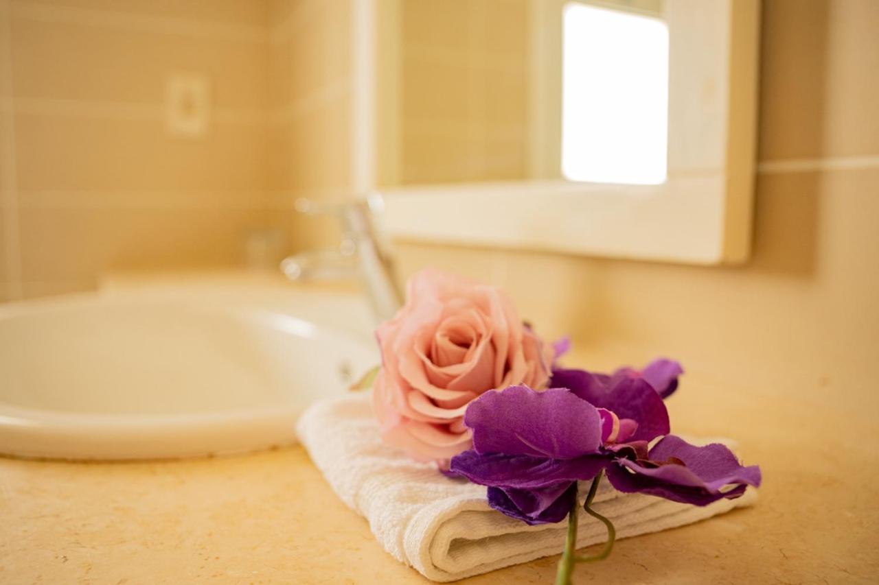 Nayah Stays, Joubal Lagoons flowery apartment