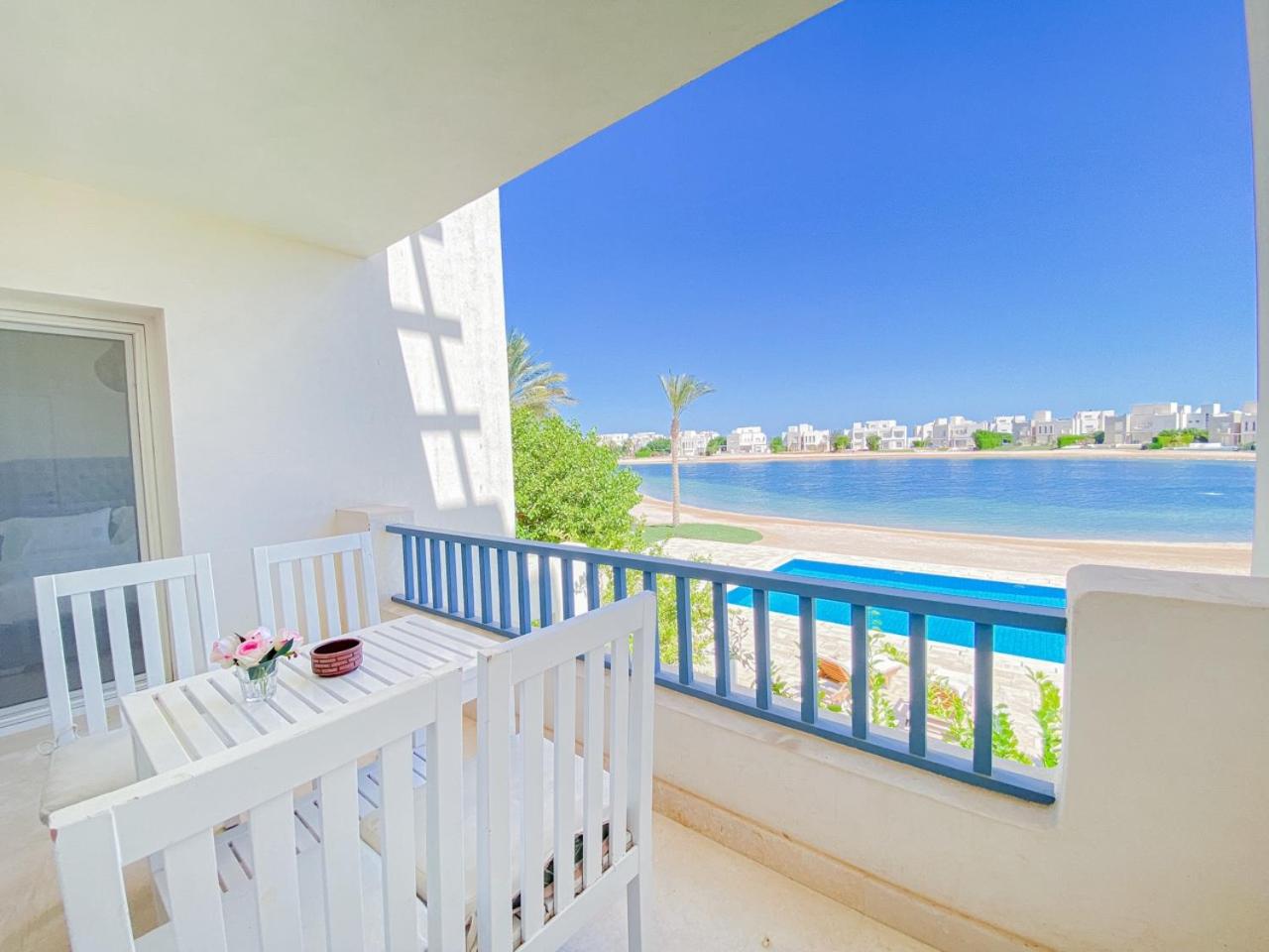 Nayah Stays, Joubal Lagoons flowery apartment