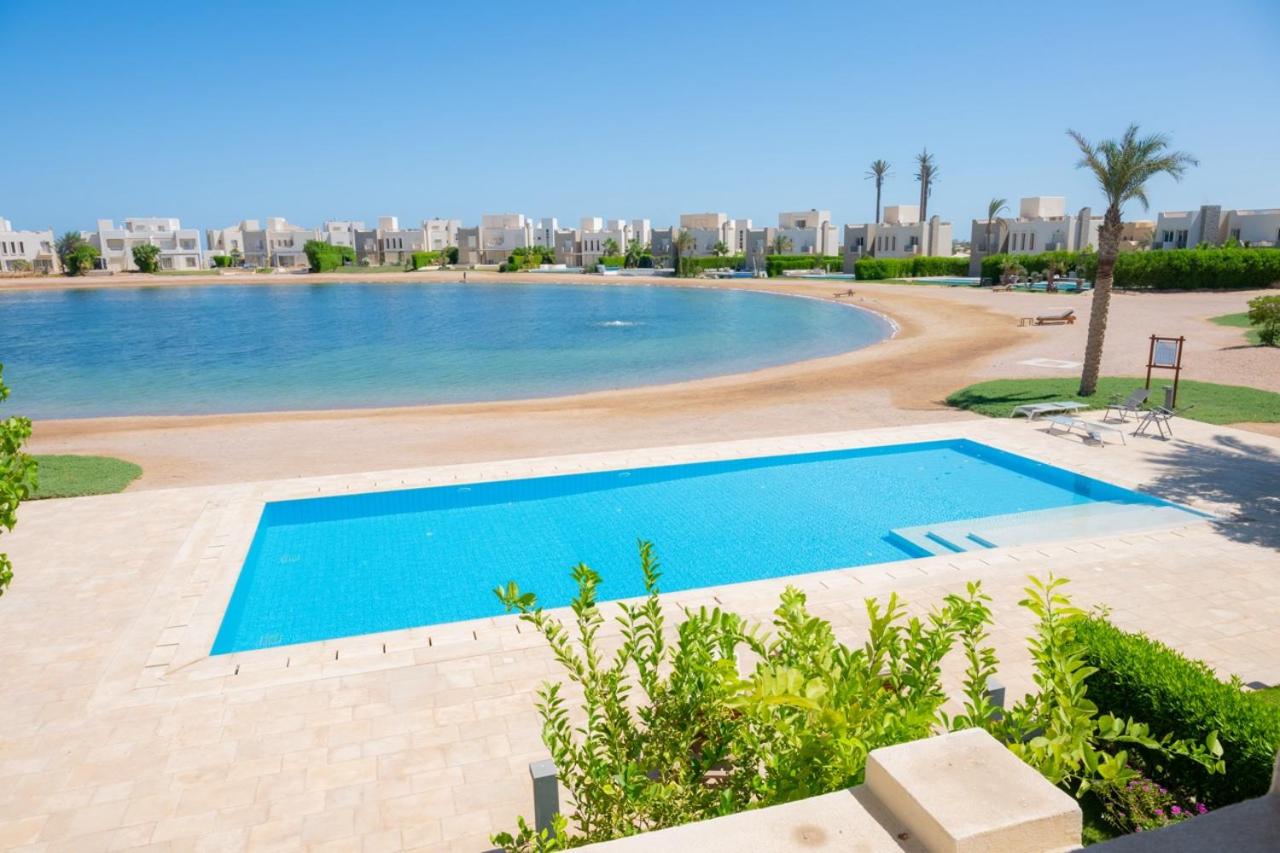 Nayah Stays, Joubal Lagoons flowery apartment