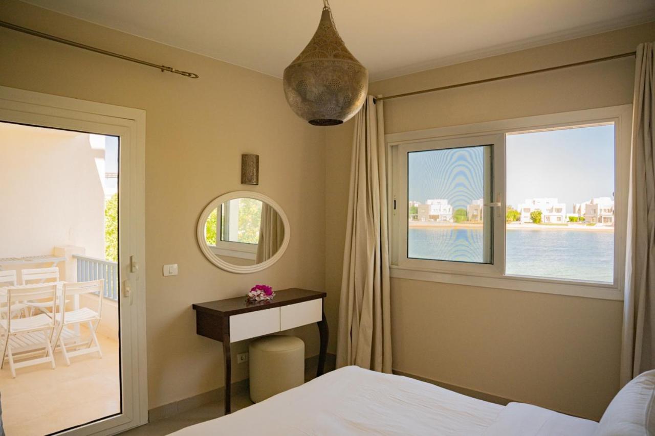 Nayah Stays, Joubal Lagoons flowery apartment
