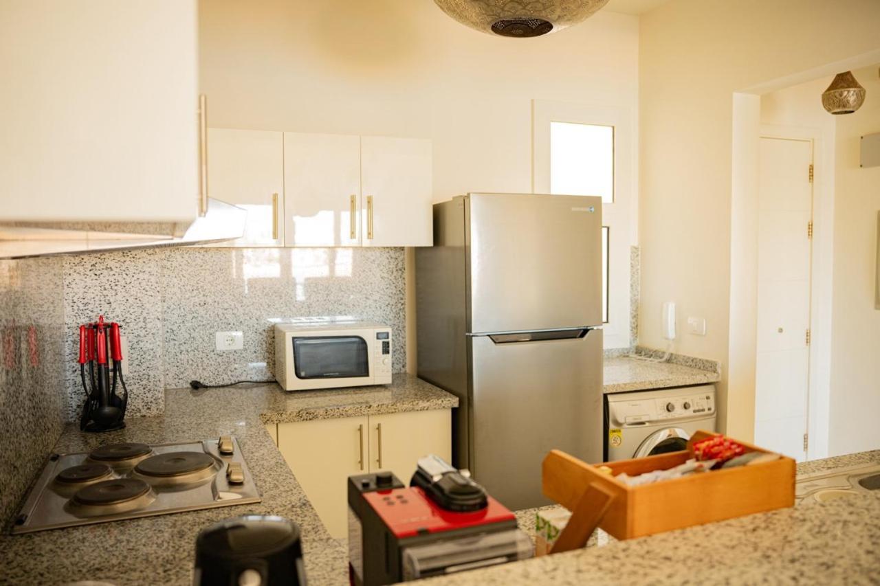 Nayah Stays, Joubal Lagoons flowery apartment