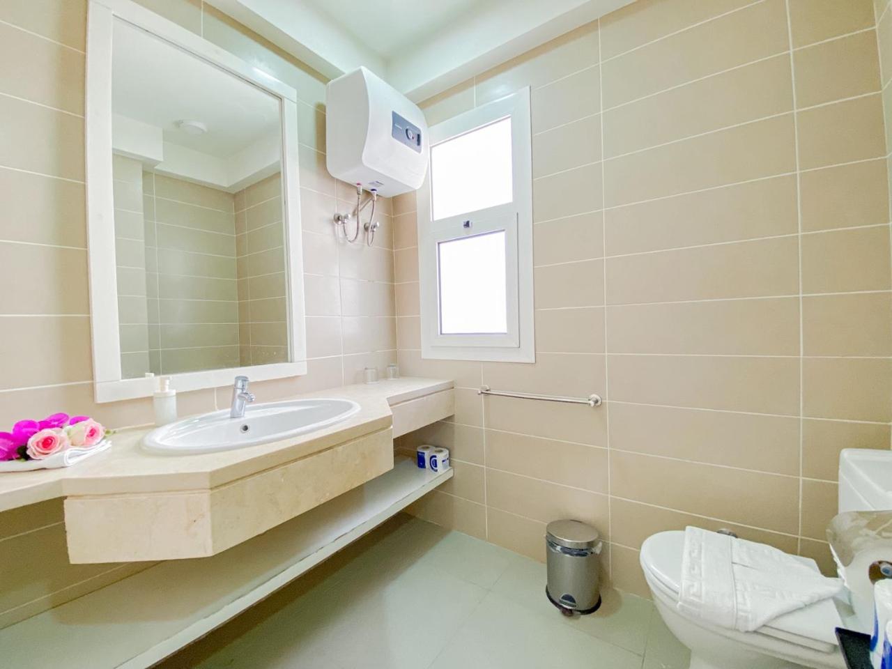 Nayah Stays, Joubal Lagoons flowery apartment