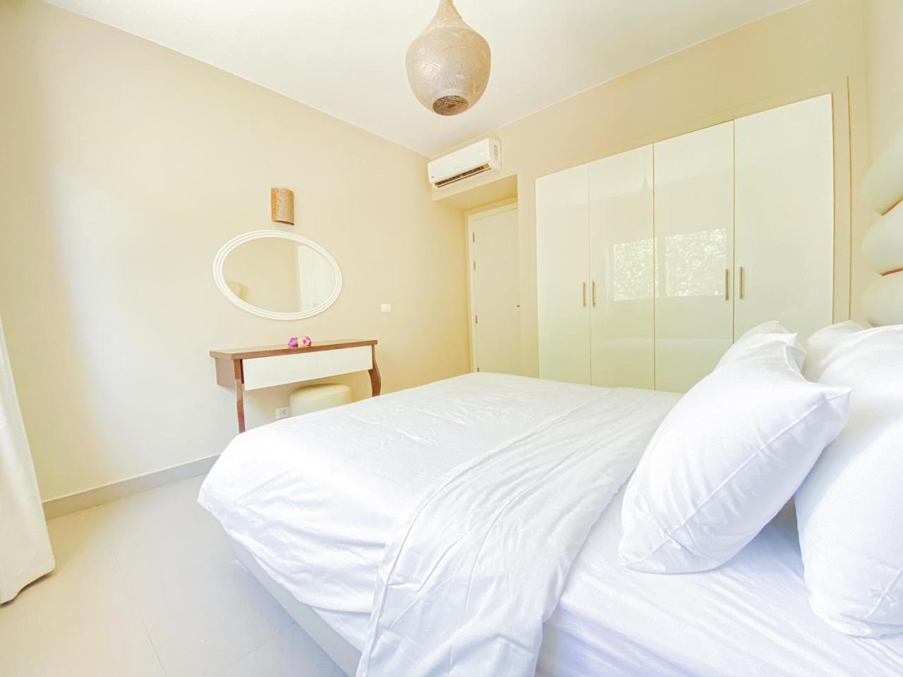 Nayah Stays, Joubal Lagoons flowery apartment