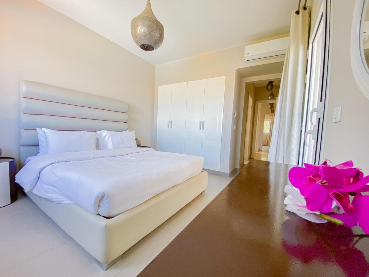 Nayah Stays, Joubal Lagoons flowery apartment