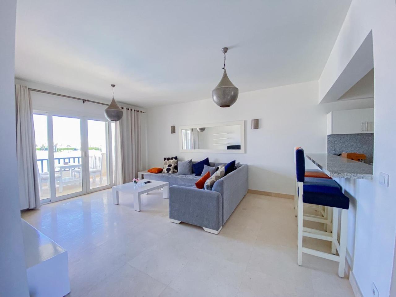 Nayah Stays, Joubal Lagoons flowery apartment