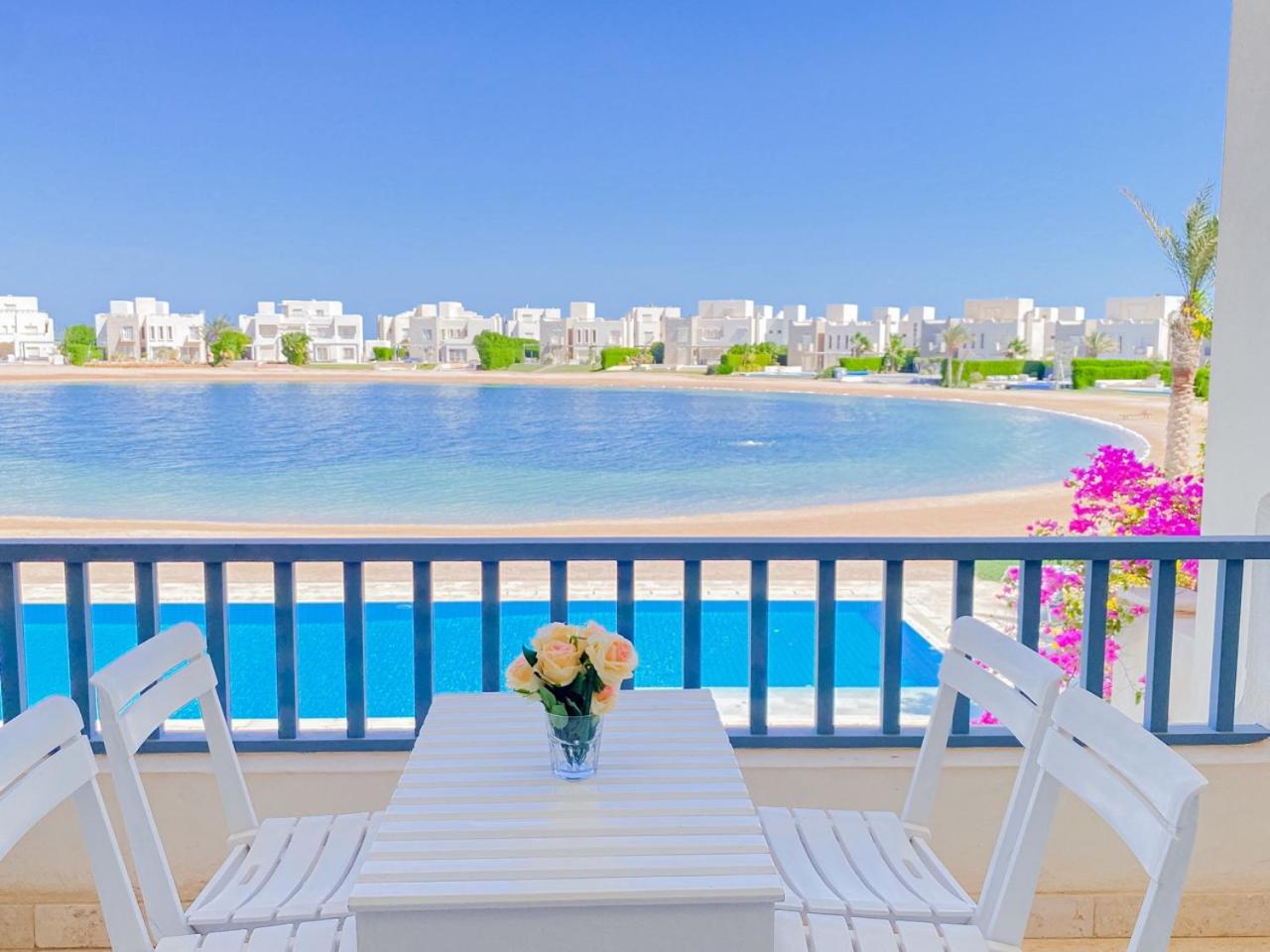 Nayah Stays, Joubal Lagoons flowery apartment