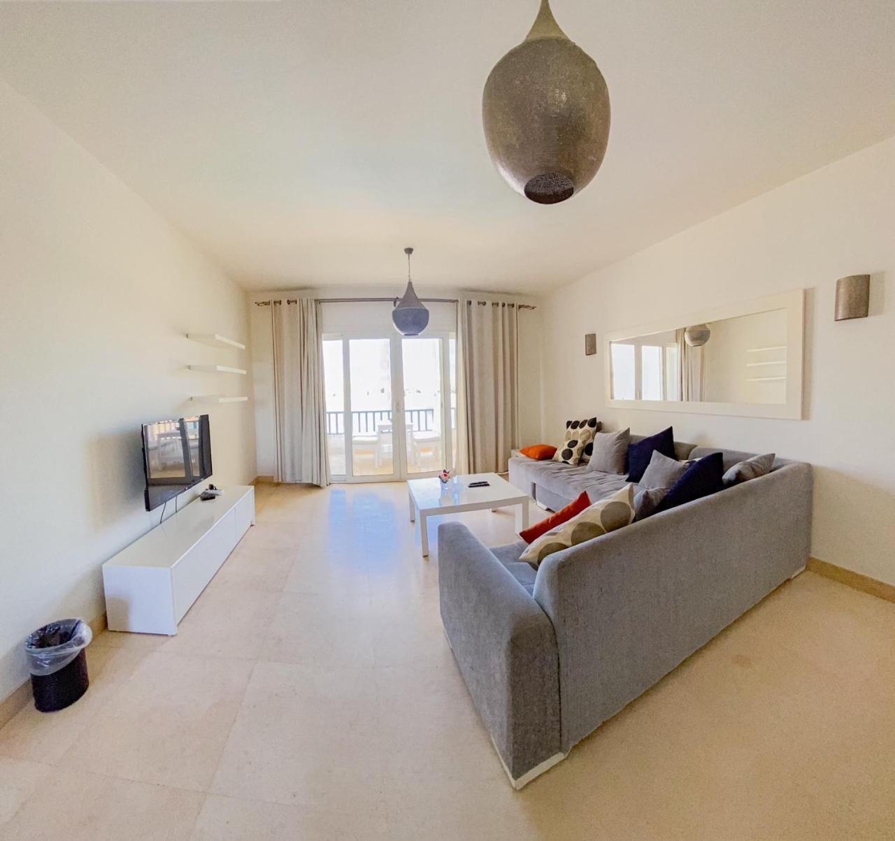 Nayah Stays, Joubal Lagoons flowery apartment