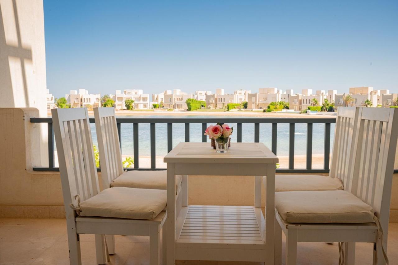 Nayah Stays, Joubal Lagoons flowery apartment