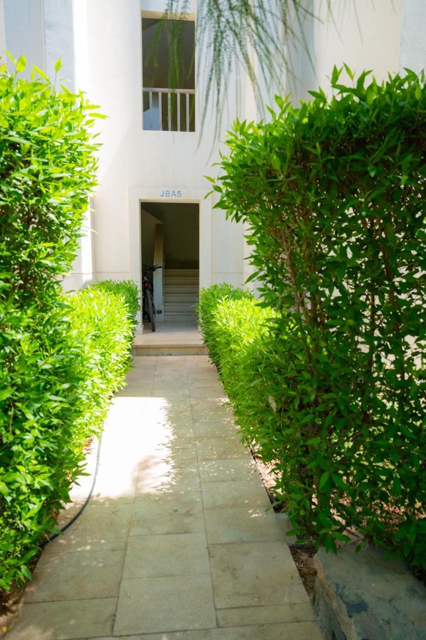 Nayah Stays, Joubal Lagoons flowery apartment