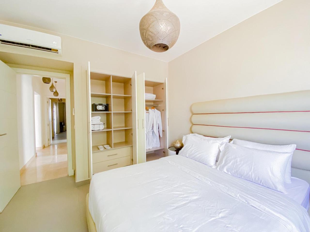 Nayah Stays, Joubal Lagoons flowery apartment