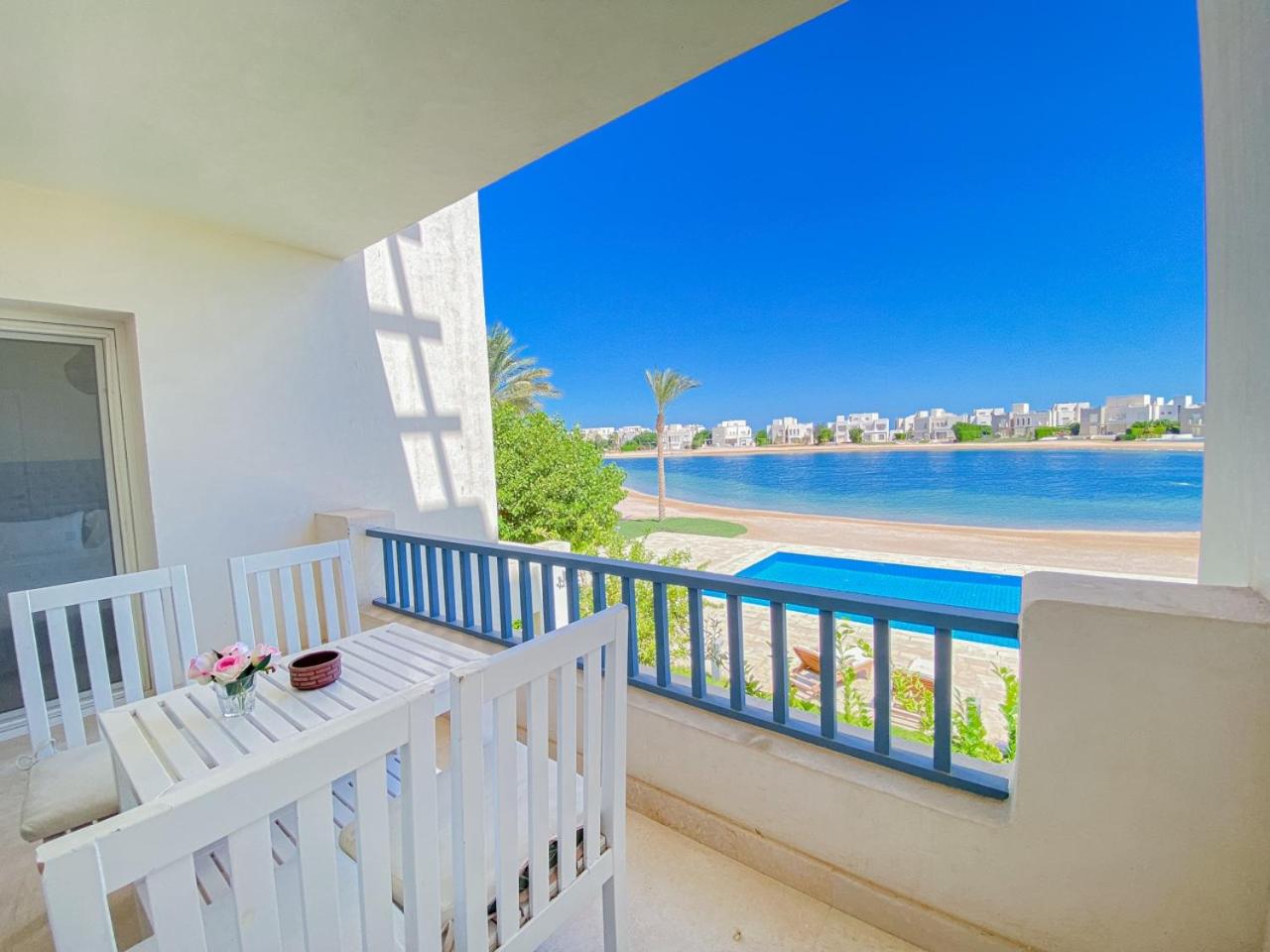 Nayah Stays, Joubal Lagoons flowery apartment