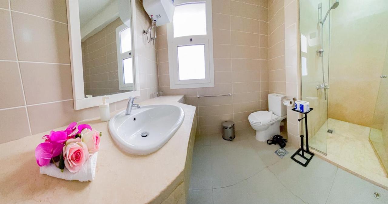 Nayah Stays, Joubal Lagoons flowery apartment